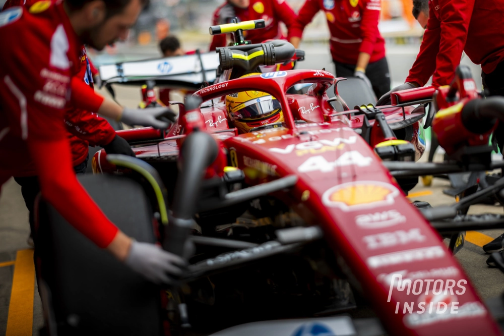 Lewis Hamilton dans les stands Ferrari à Silverstone