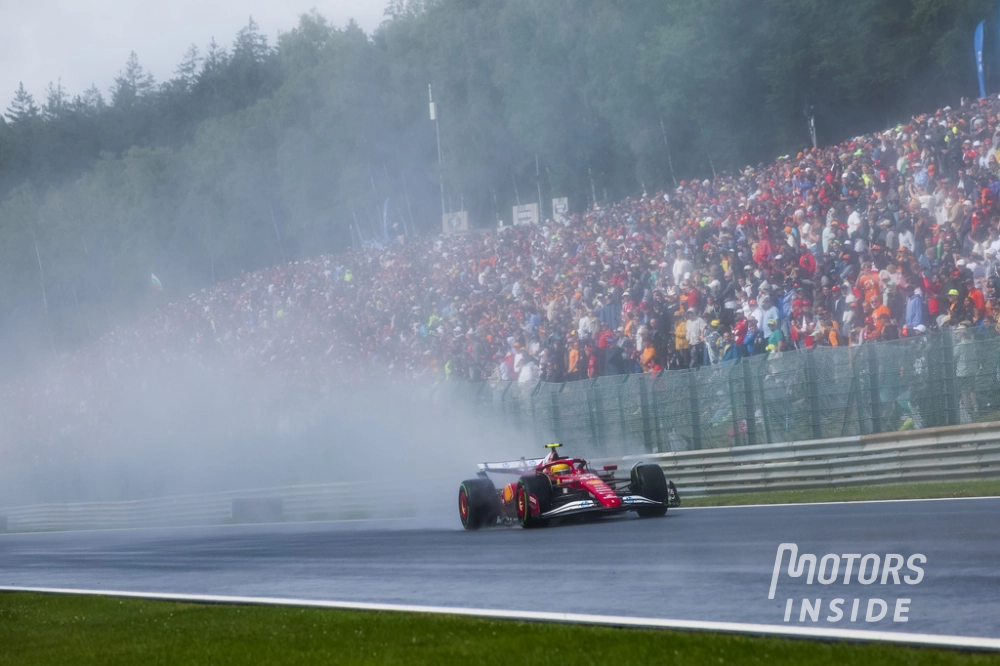 Lewis Hamilton sur la piste détrempée de Spa-Francorchamps
