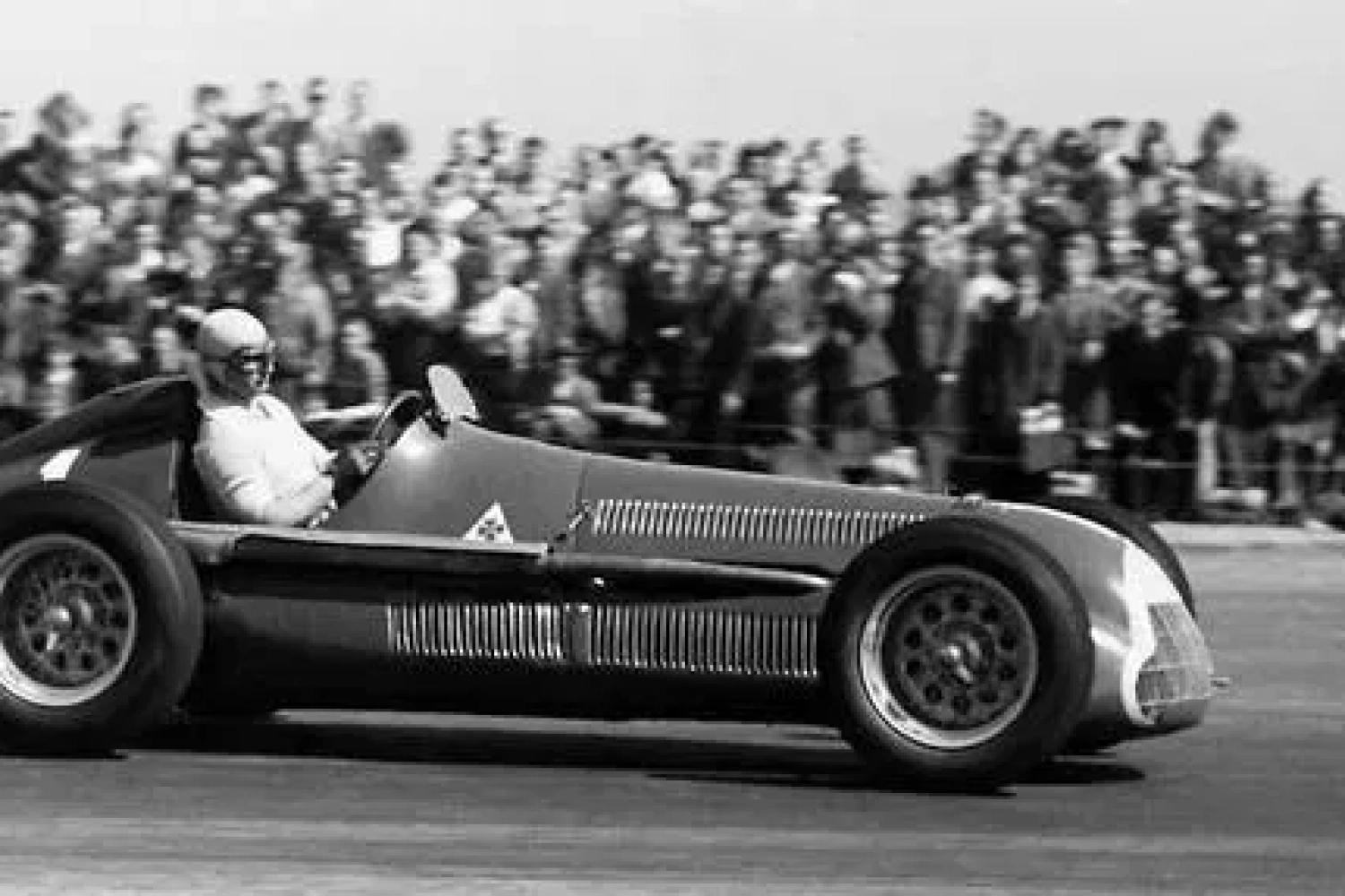 Juan Manuel Fangio au volant de son Alfa Romeo 158 à Silverstone le 13 mai 1950
