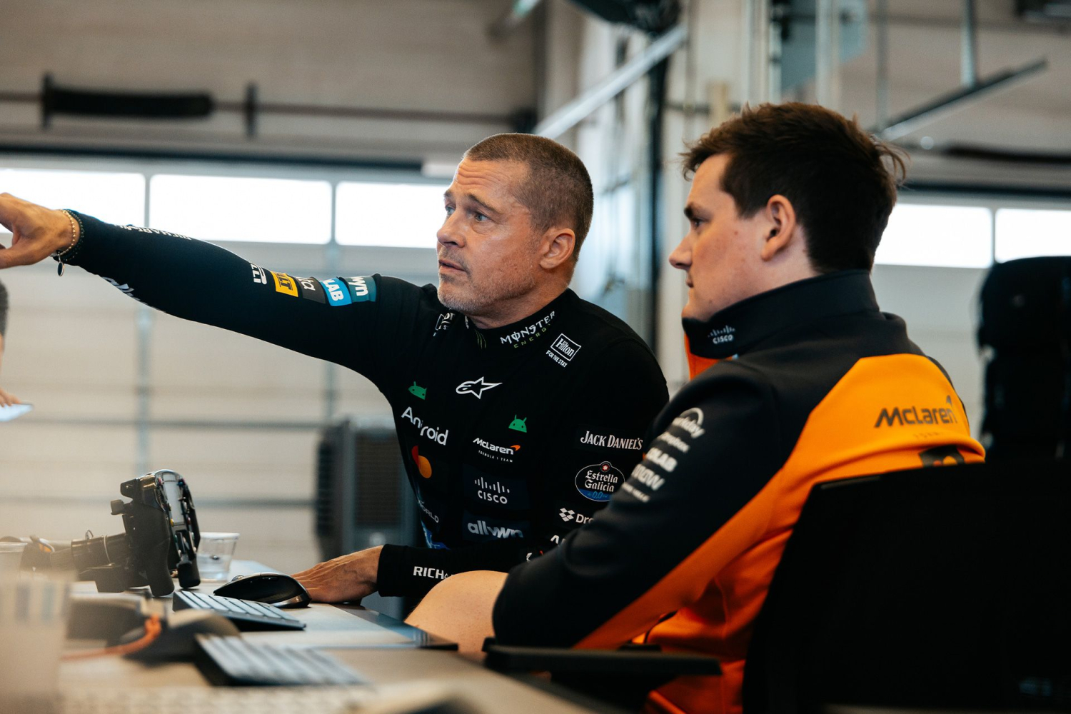 ブラッド・ピットは、マクラーレンとのF1での火の洗礼を明らかにします：「それはユニークな感覚です」