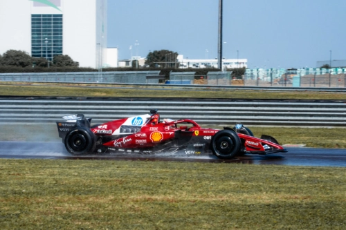 Guanyu Zhou en piste à Fiorano pour les essais Pirelli.