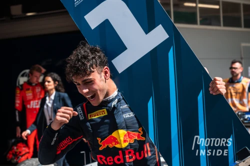 Arvid Lindblad célébrant sa victoire au Grand Prix d'Espagne.