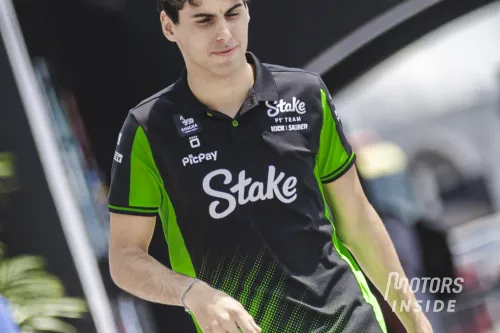 Gabriel Bortoleto dans le paddock en Arabie Saoudite.