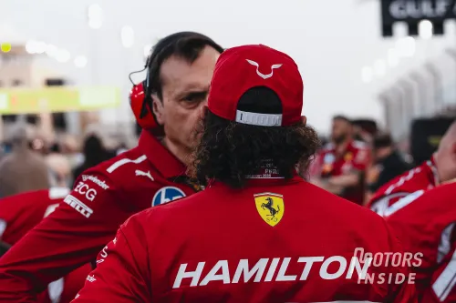 Lewis Hamilton et Riccardo Adami dans le paddock de Bahreïn.