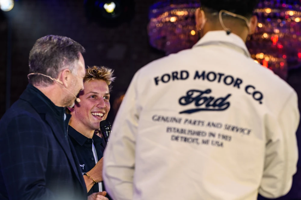 Lawson aux côtés de Christian Horner pour le programme Red Bull Ford Academy.
