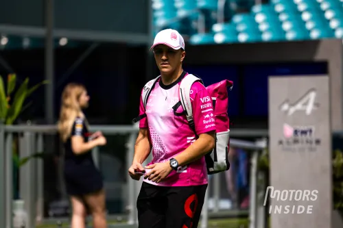 Isack Hadjar dans le paddock à Miami.