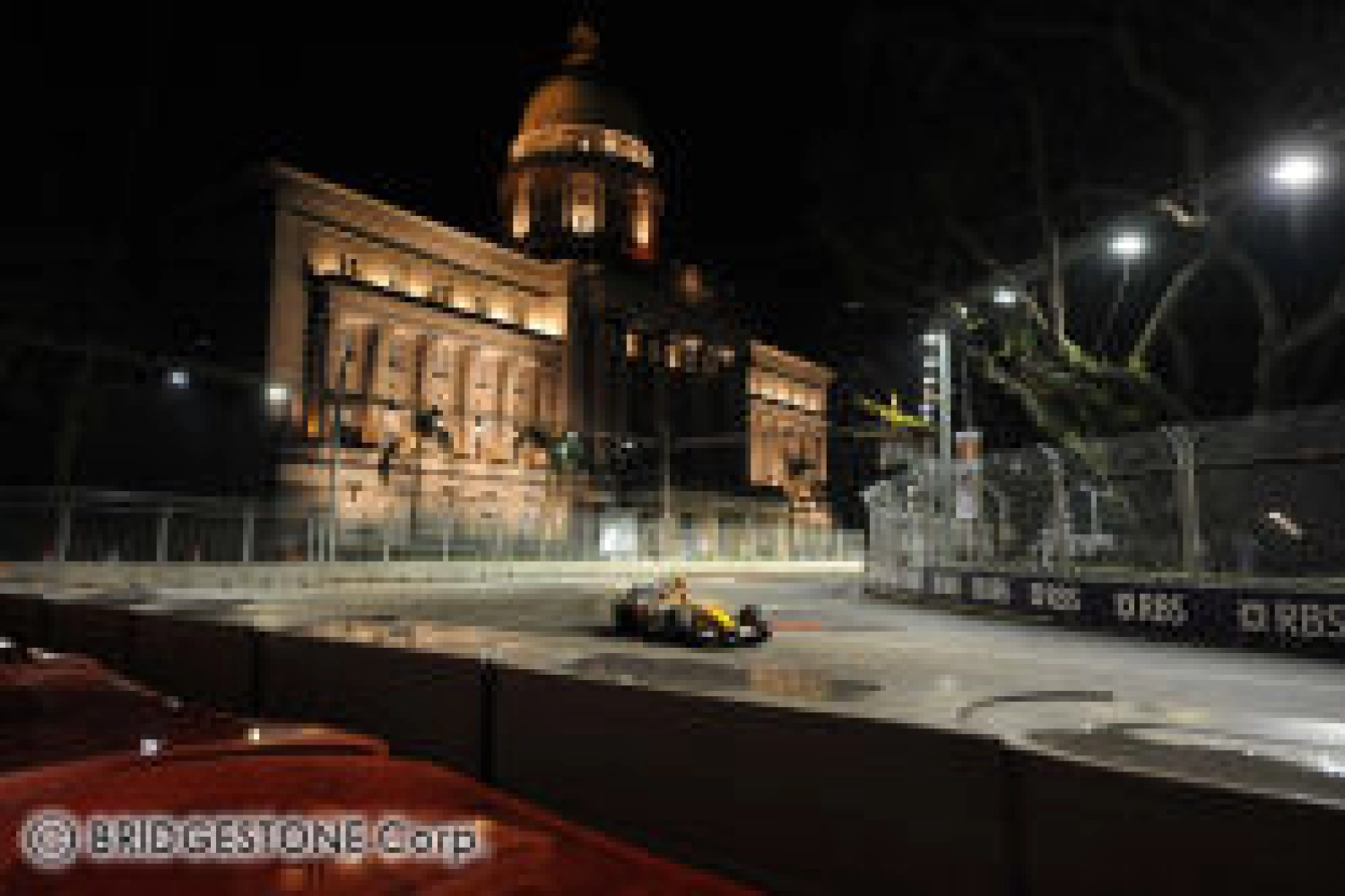 GP Singapour: Nuit, ville, projecteurs, l’élégance même!
