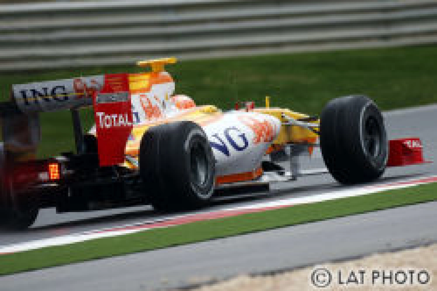 L&rsquo;équipe Renault prête à utiliser le nouveau diffuseur