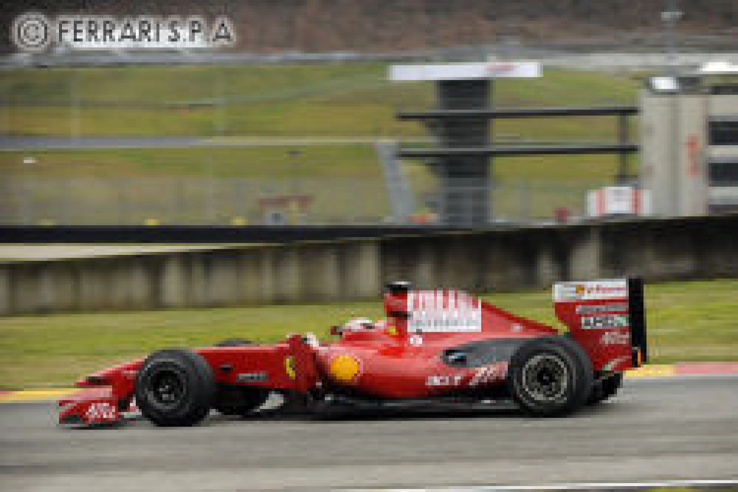 Ferrari dans le rouge