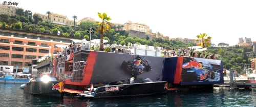 People – La Red-Bull Station à Monaco