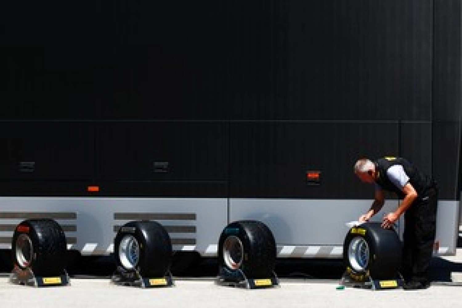 Pirelli veut changer le code couleur de ses pneumatiques pour 2012