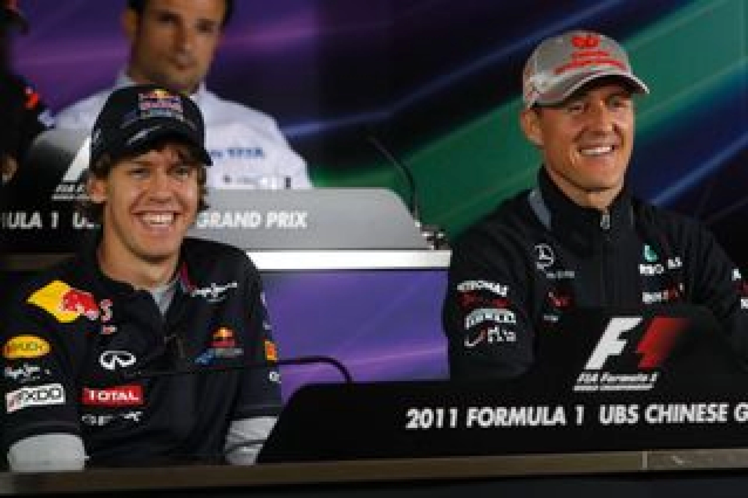 Vettel pour que Schumacher poursuive sa carrière, Weber contre