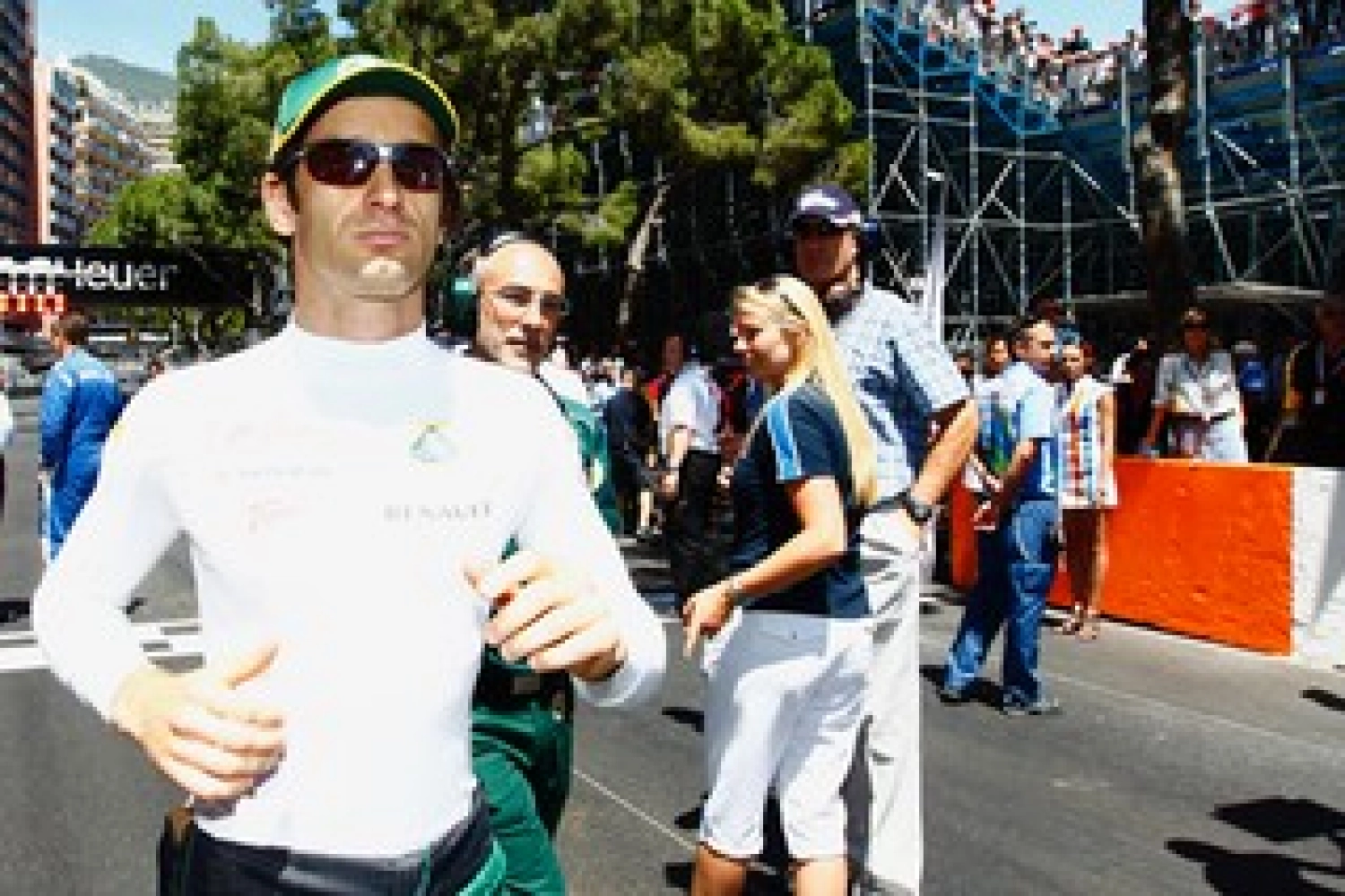 Jarno Trulli tire les oreilles de Sergio Perez et de la FIA
