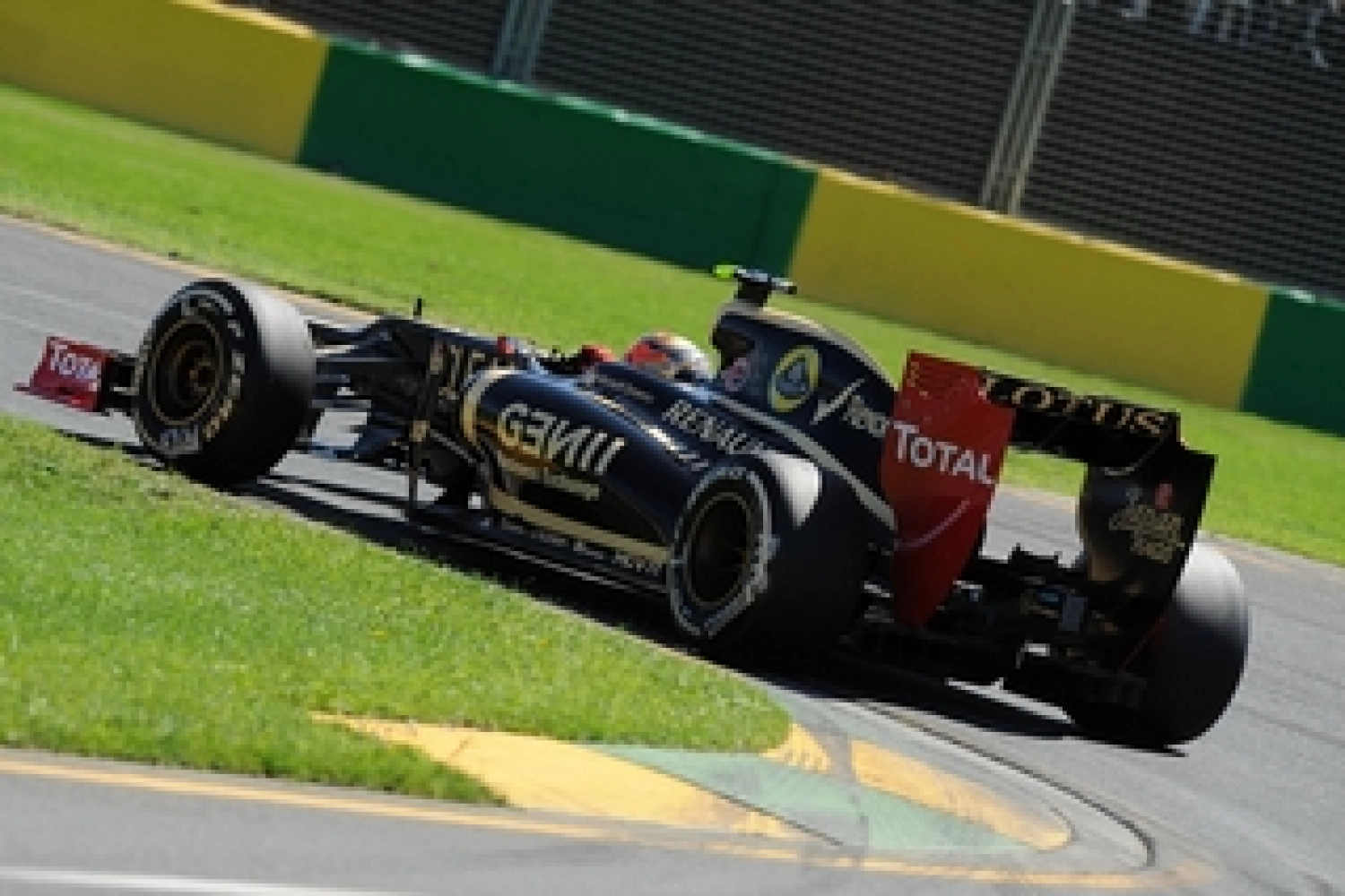 Samedi : Pirelli félicite Grosjean pour sa performance