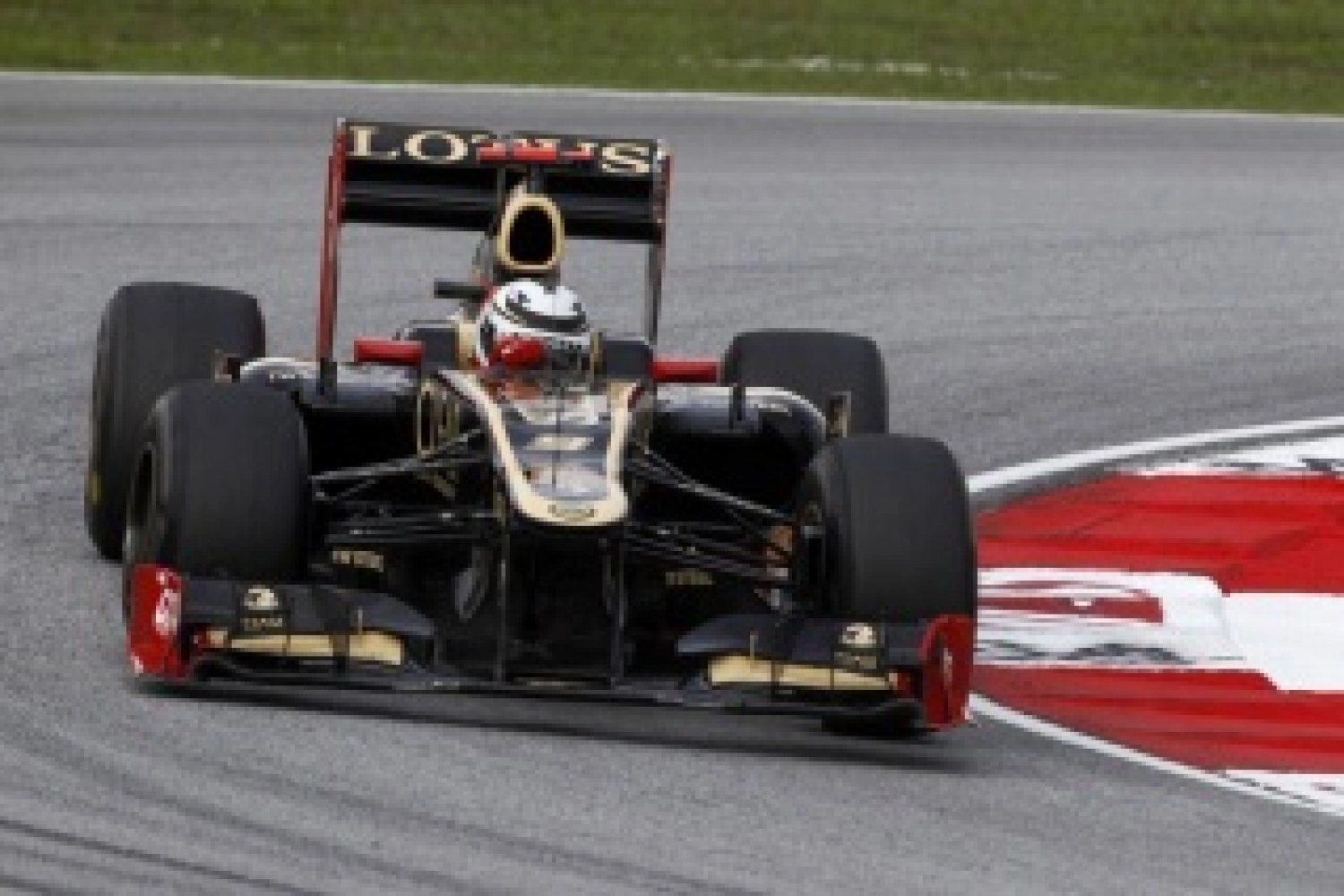 Vendredi : Lotus travaille sur ses réglages