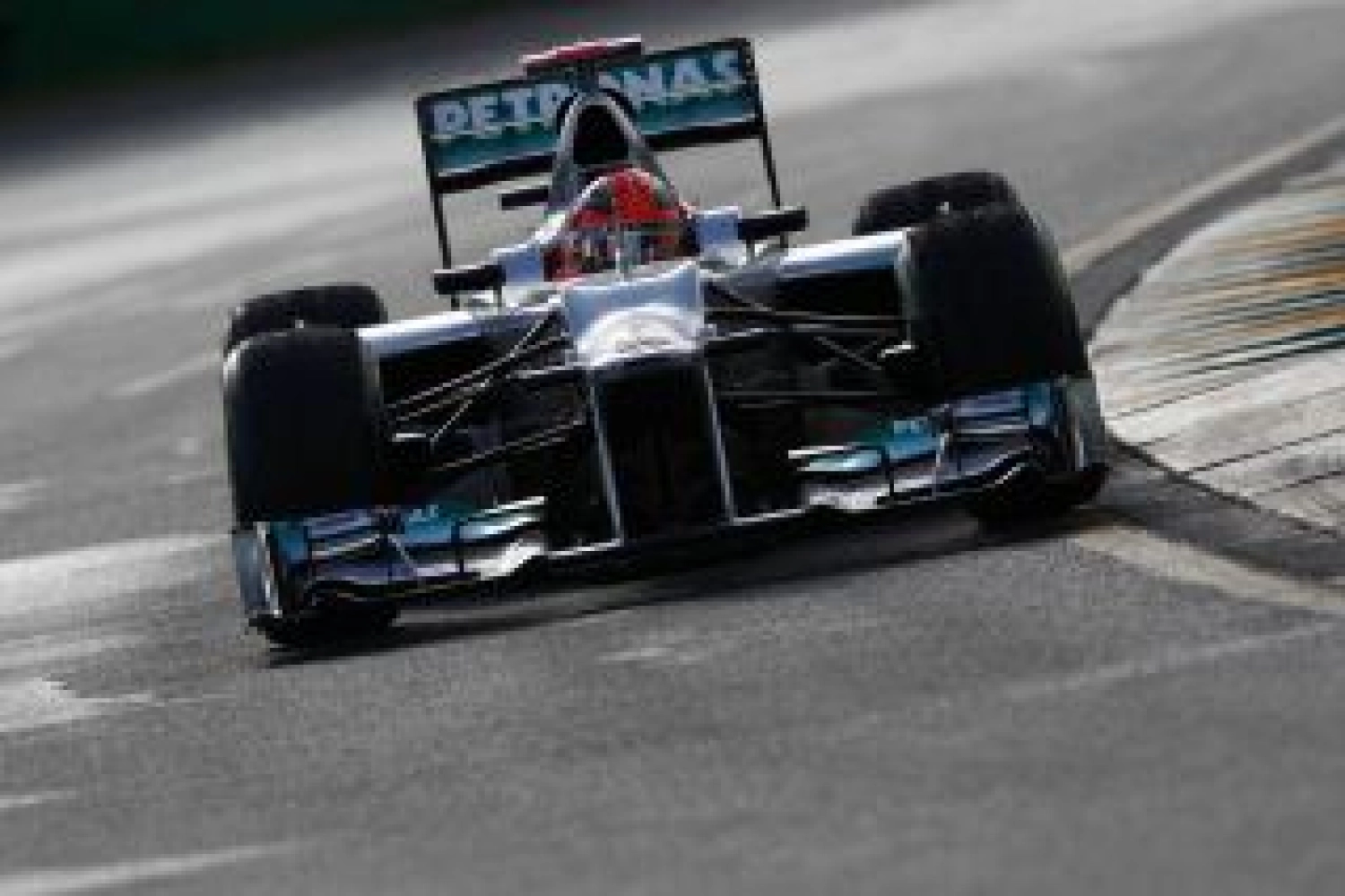 Vendredi : Mercedes se cherche encore, Schumacher sort de la piste