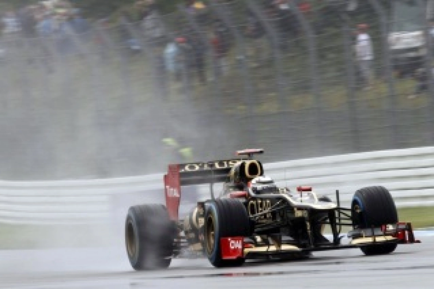 Vendredi : La pluie empêche Lotus de tester son "appareil"