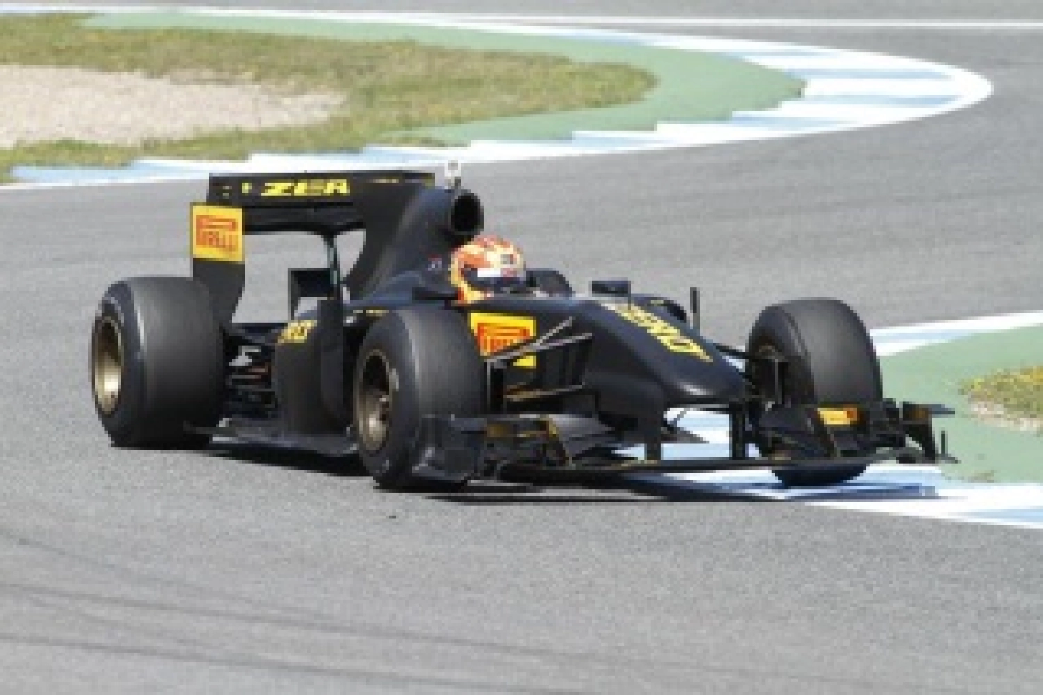 La R30 Pirelli à l&rsquo;arrêt suite à un problème d&rsquo;alternateur