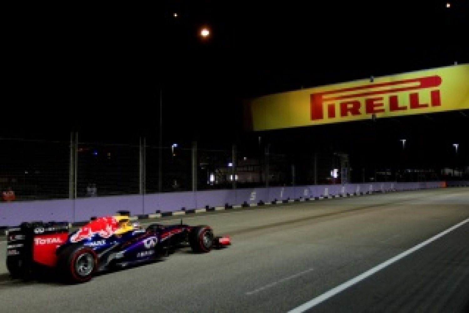 Singapour – Course : Vettel plonge ses concurrents dans la pénombre