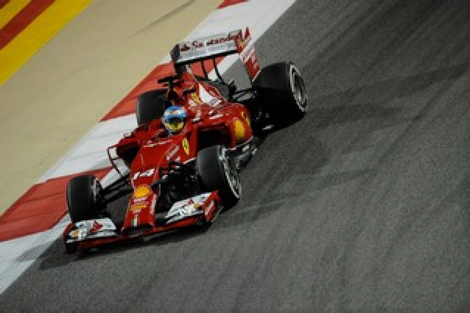 Singapour – Essais libres 1 : Alonso devant les Mercedes entre chien et loup
