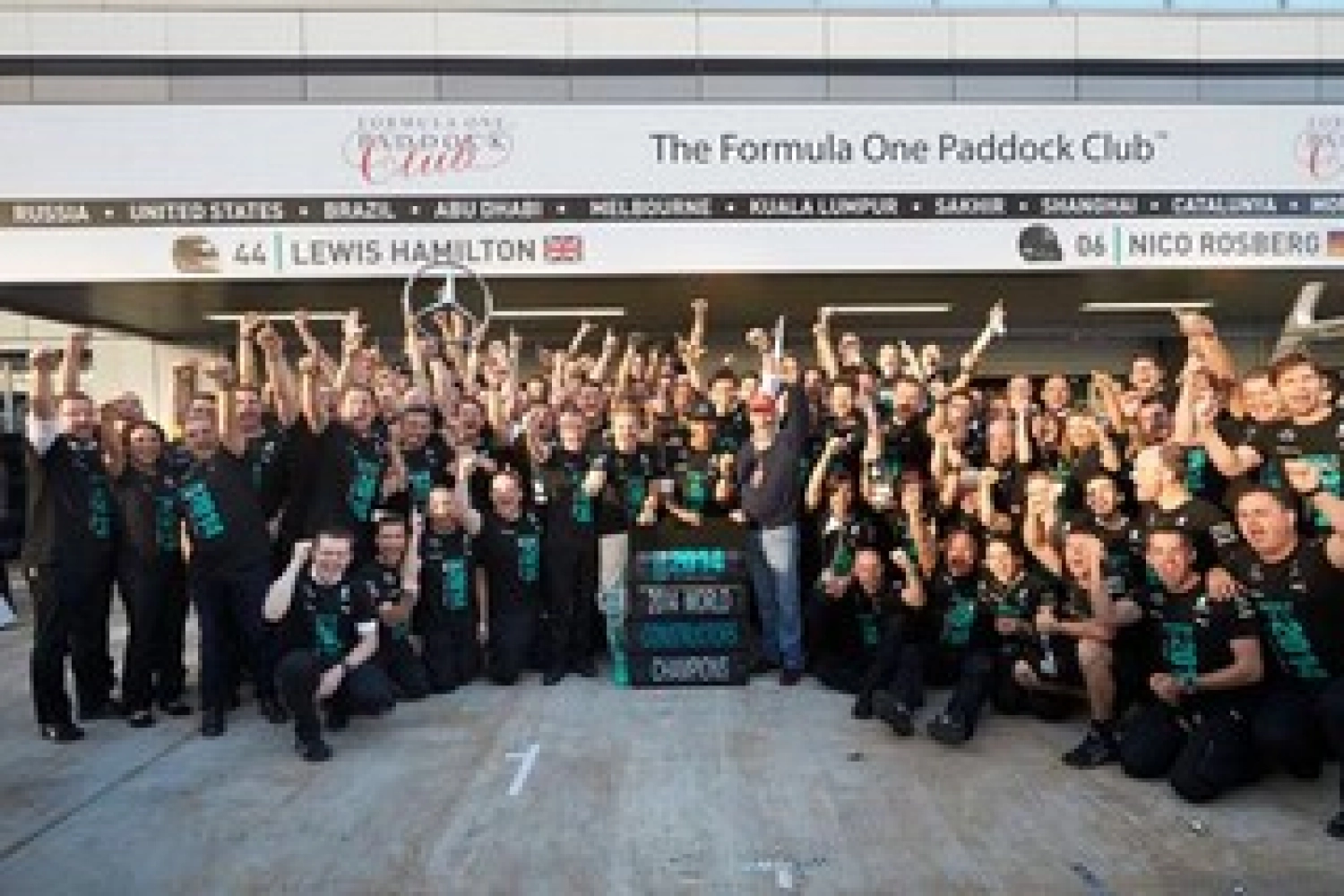 Dimanche : Hamilton victorieux et Rosberg déçu fêtent le premier titre de Mercedes