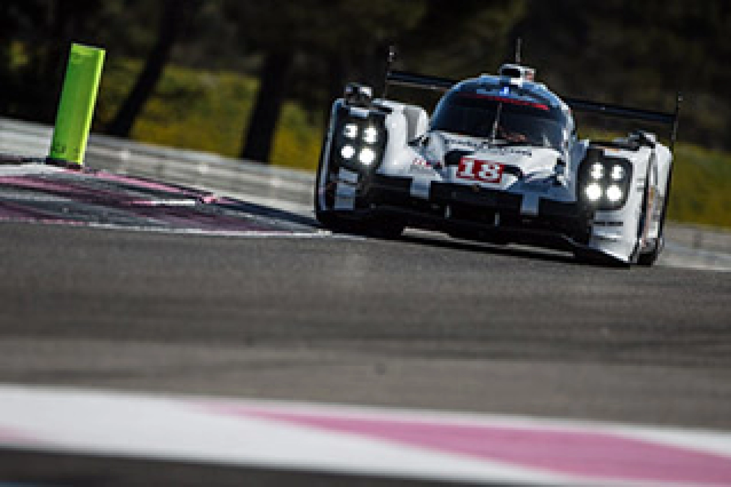 Porsche mène la danse sur le Ricard