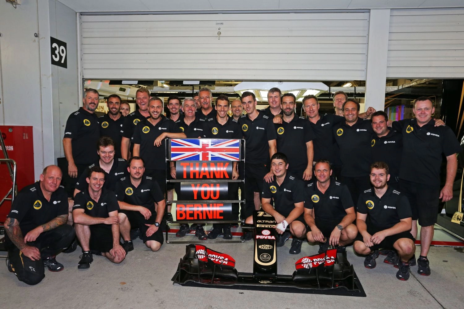 Faute d&rsquo;argent, les mécaniciens Lotus accueillis au Paddock Club par Bernie Ecclestone