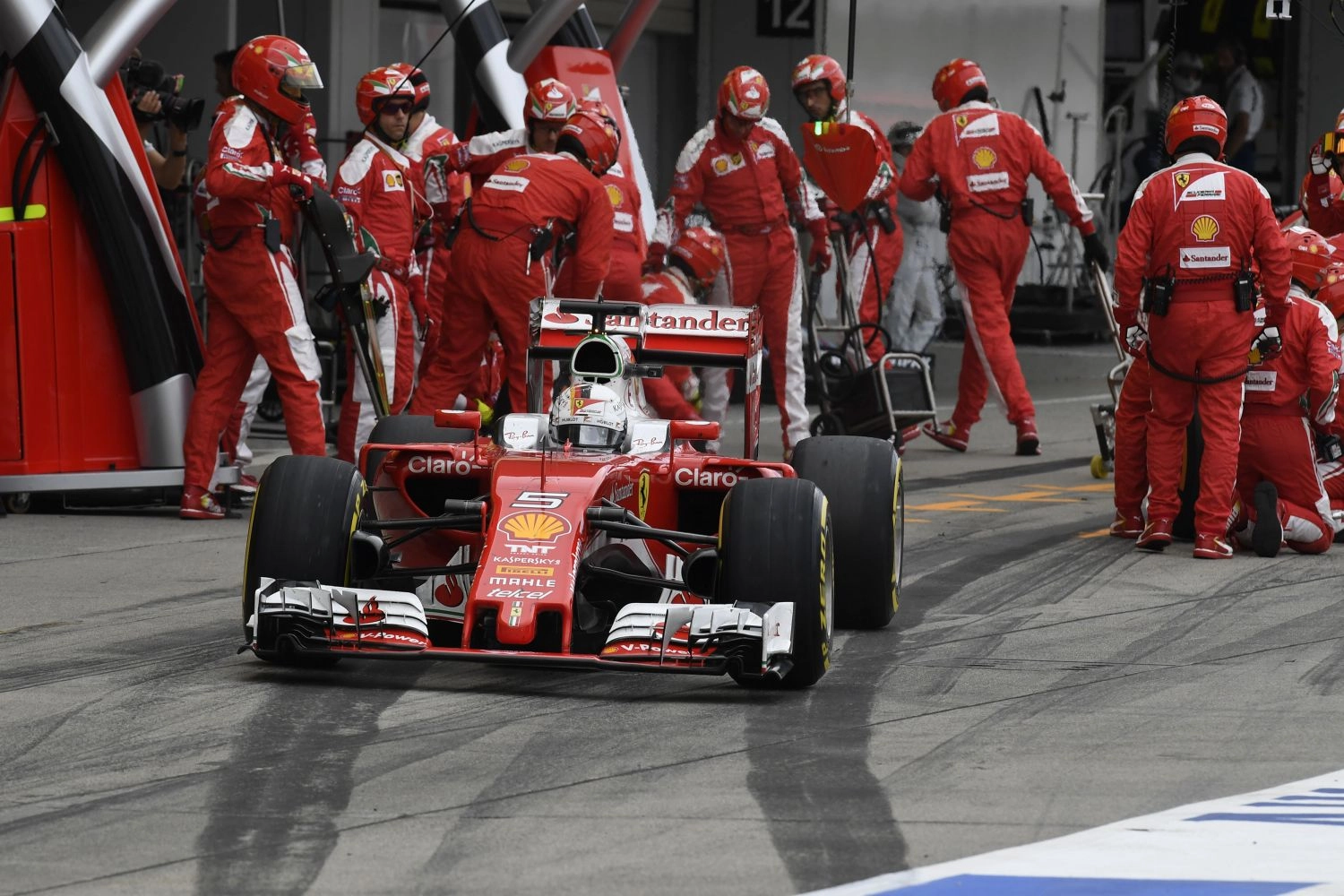 Sebastian Vettel défend la stratégie de Ferrari et se plaint des retardataires