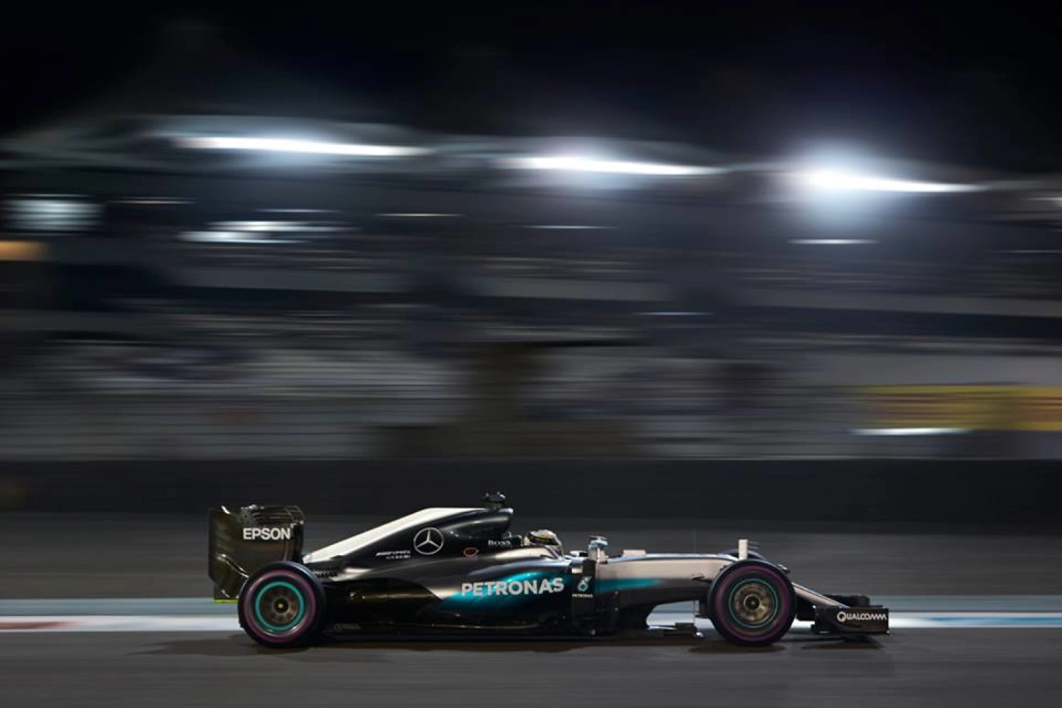 Abu Dhabi – Qualifications : Hamilton se donne le droit de rêver, Rosberg assure l&rsquo;essentiel