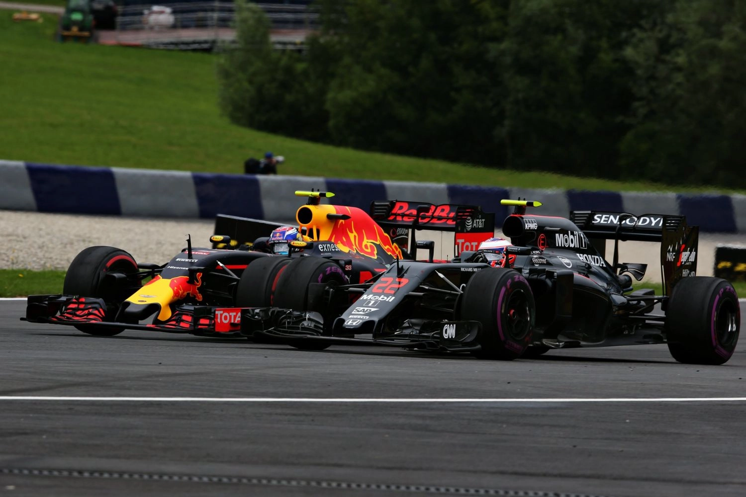 ExxonMobil passe de McLaren à Red Bull