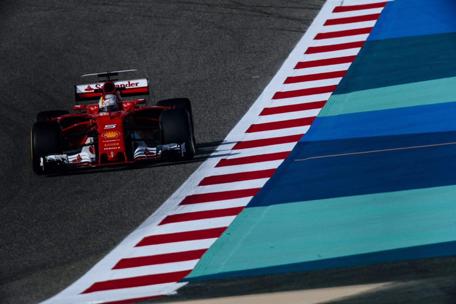 Bahreïn – Essais Libres 2 : Vettel brille aussi la nuit, cinq pilotes en trois dixièmes !
