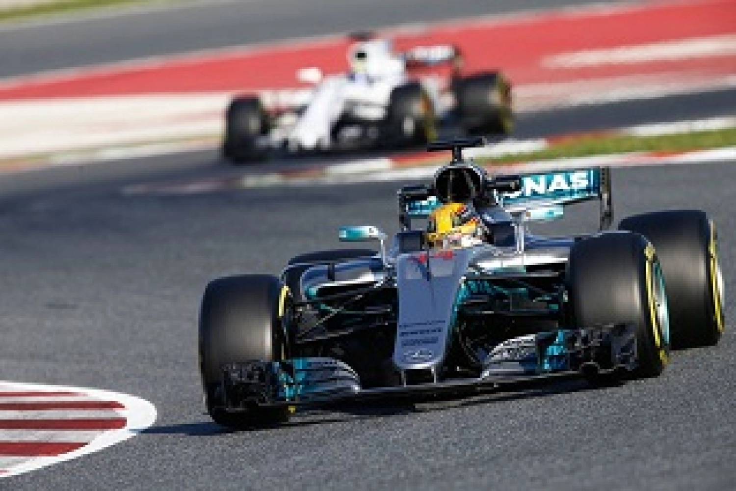 Espagne – Essais Libres 2 : Lewis Hamilton enfonce le clou, Ferrari se rapproche