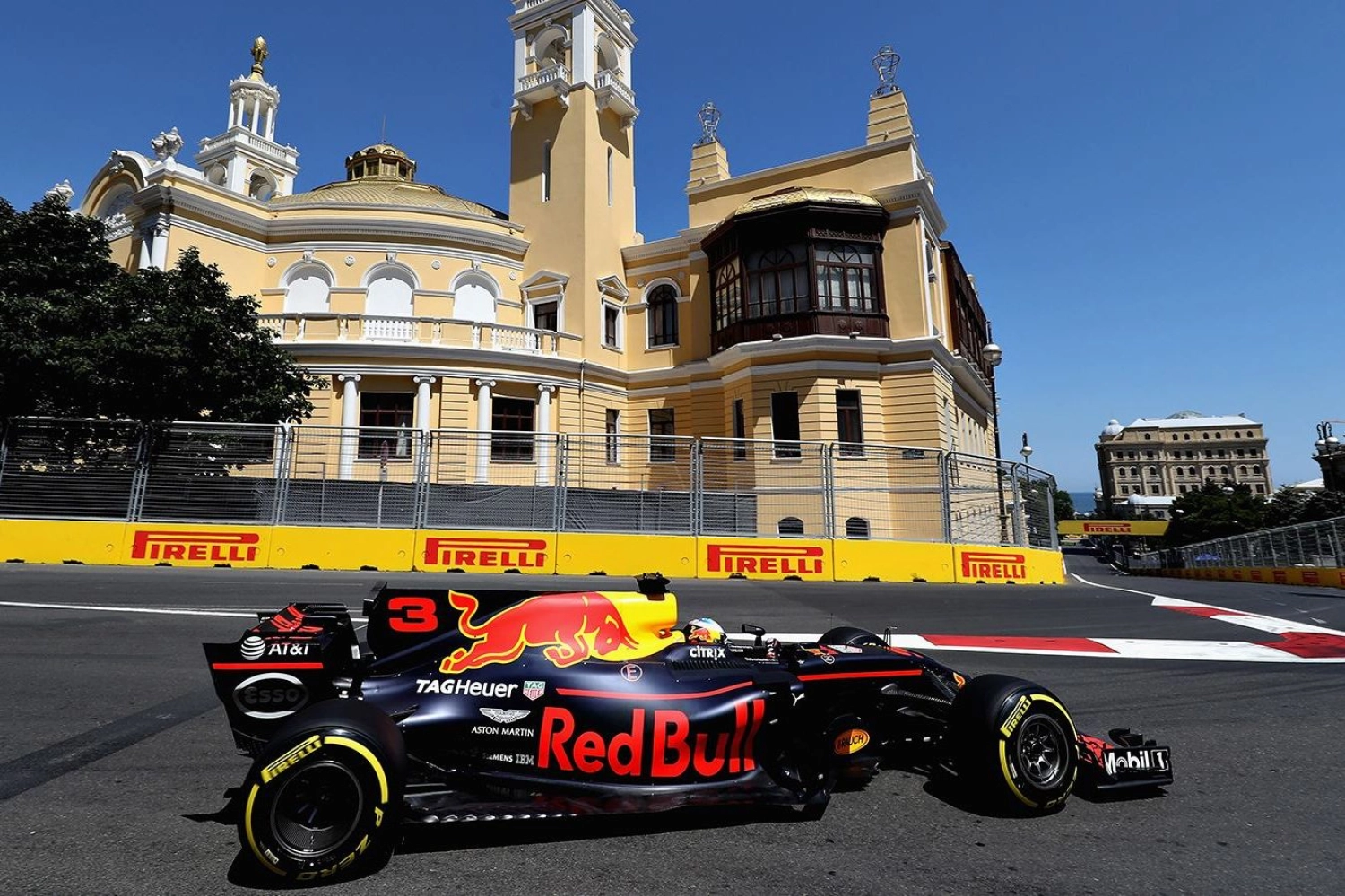 Ricciardo achève sa Q3 dans le mur à Bakou
