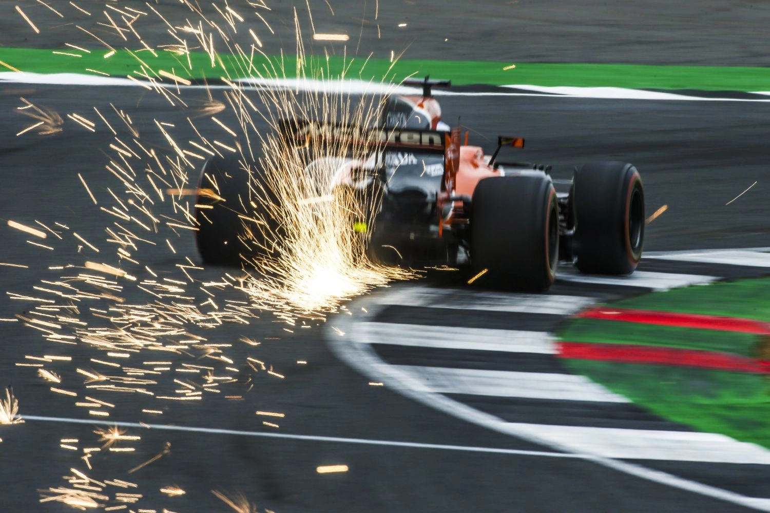 McLaren fait des étincelles à Silverstone