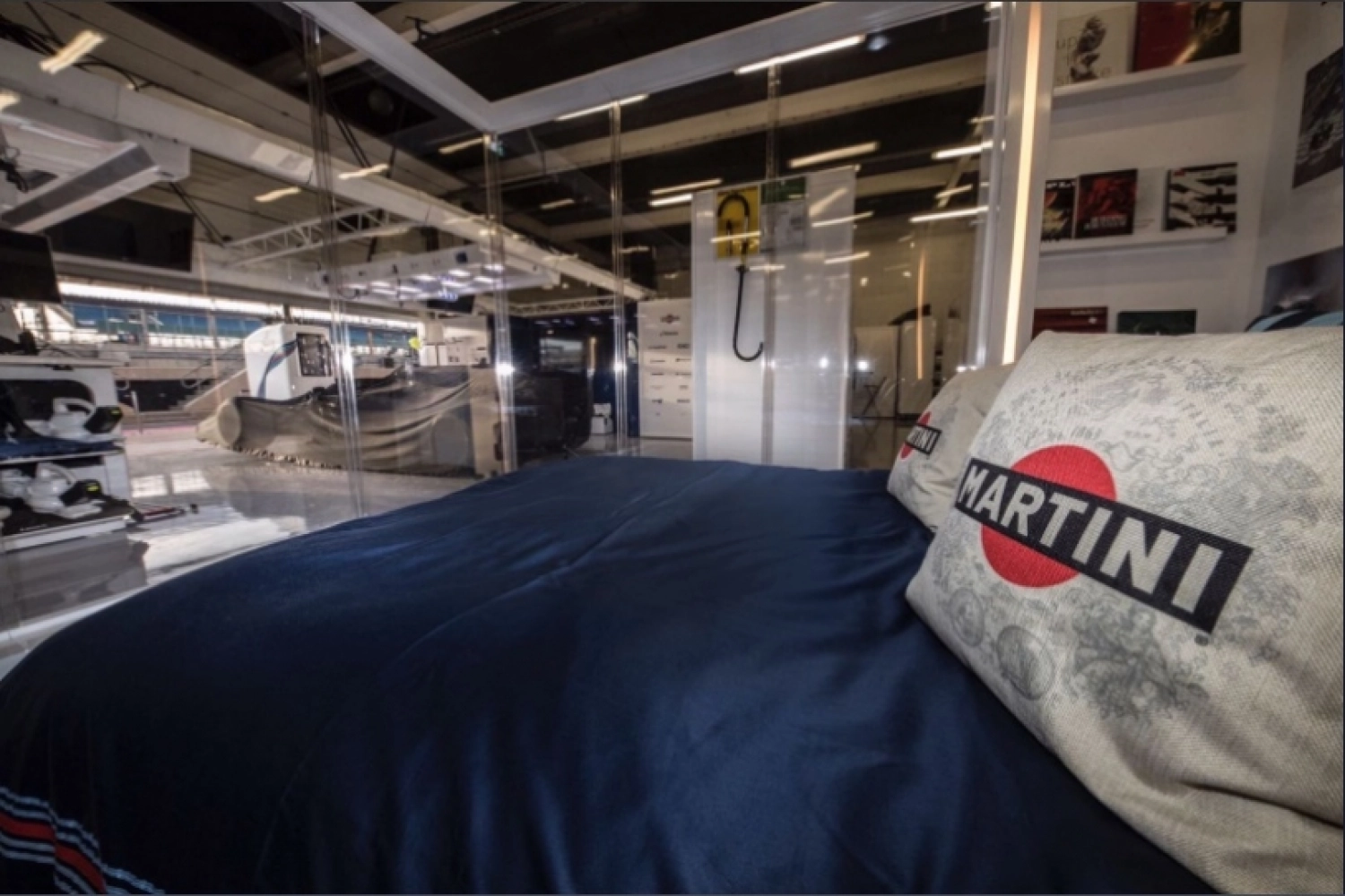 Deux fans dorment dans le garage Williams à Silverstone