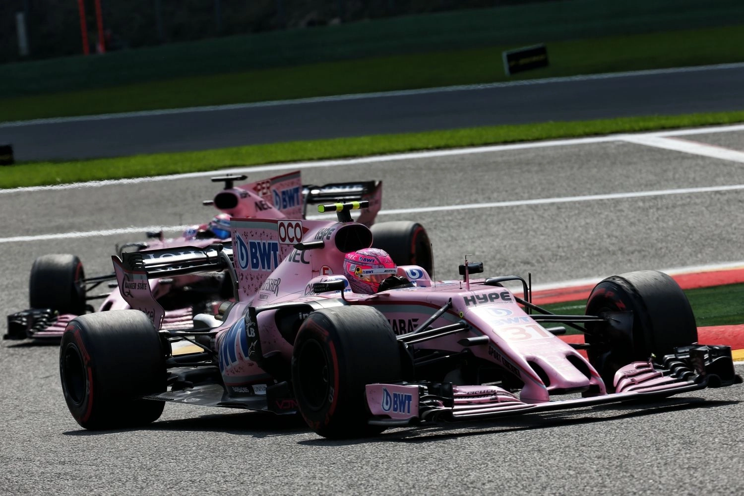 Esteban Ocon et Sergio Perez s’accrochent deux fois à Spa-Francorchamps
