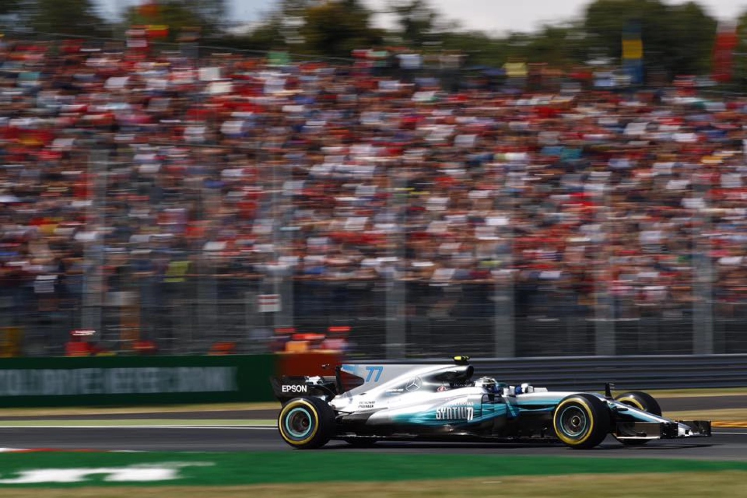 Mercedes coche toutes les cases de son programme, malgré la menace de la pluie
