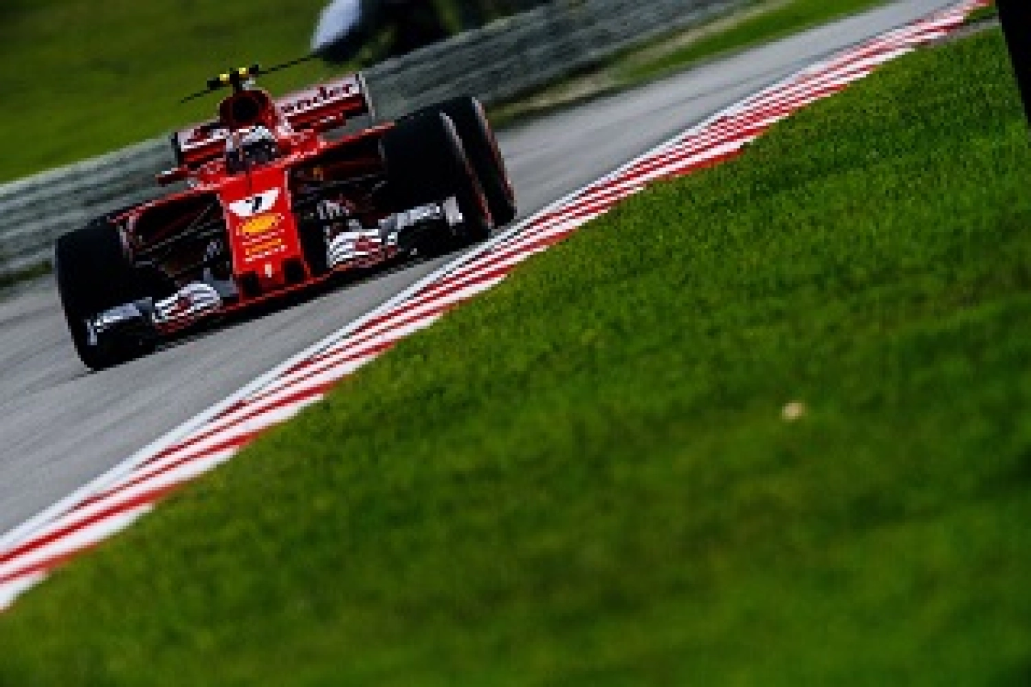 Ferrari : Première ligne pour Raikkonen, dernière place pour Vettel