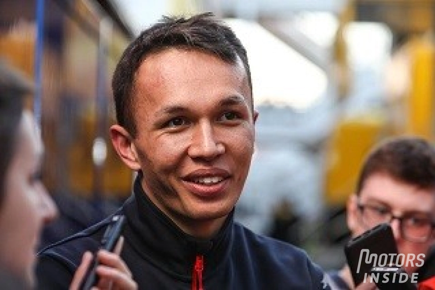 Albon : " j’ai été presque obligé de me battre avec Lewis ! "