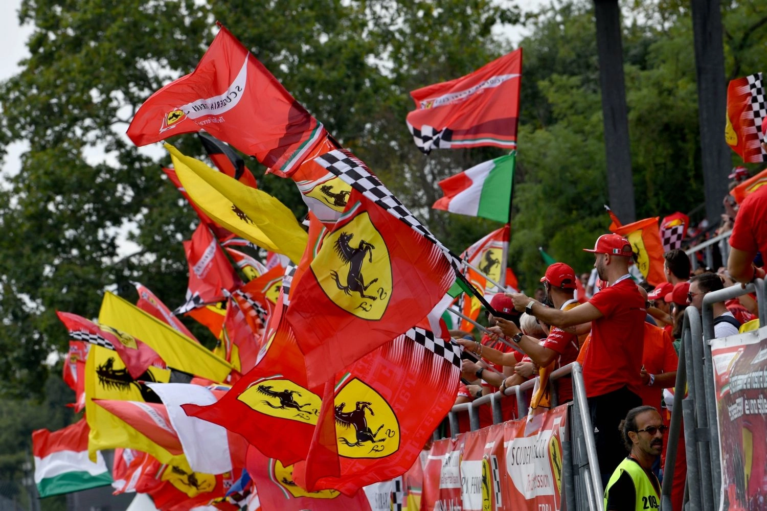 Italie – Course : Une première depuis 9 ans ! Ferrari s’impose en Italie avec Leclerc !