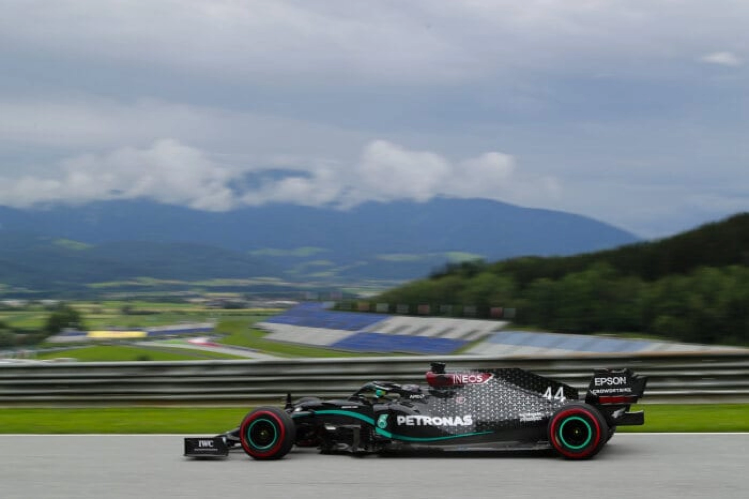 L’accrochage avec Albon, un simple fait de course pour Hamilton