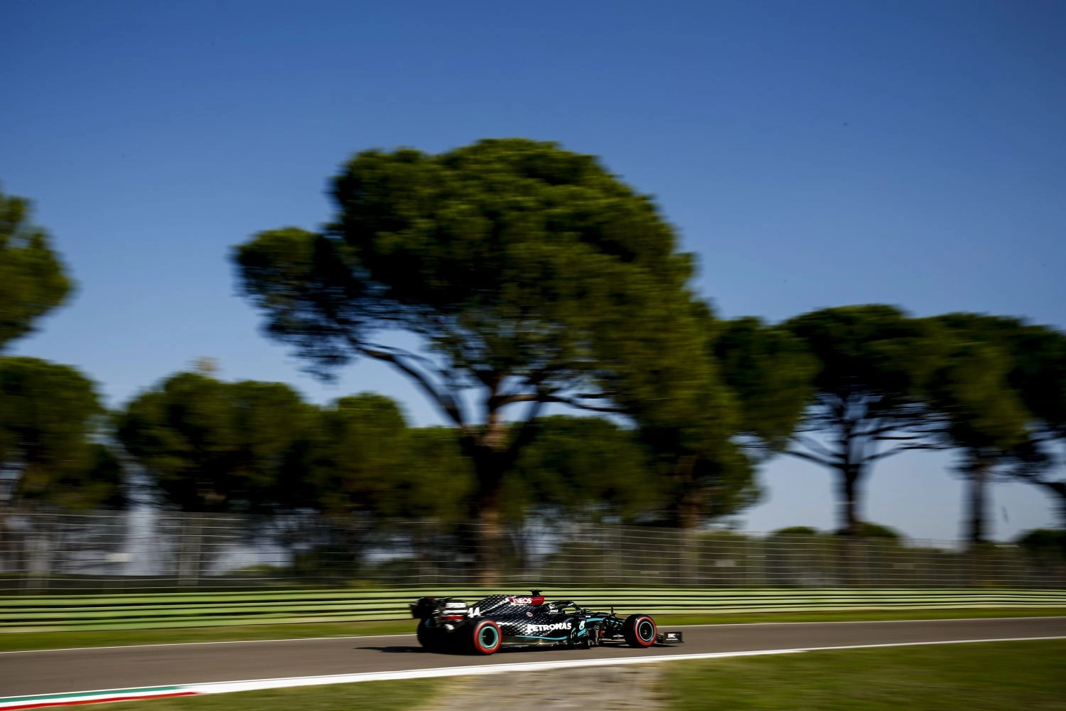 Grand Prix d&rsquo;Emilie-Romagne – Course : Hamilton vainqueur, Ricciardo 3ème, Verstappen out
