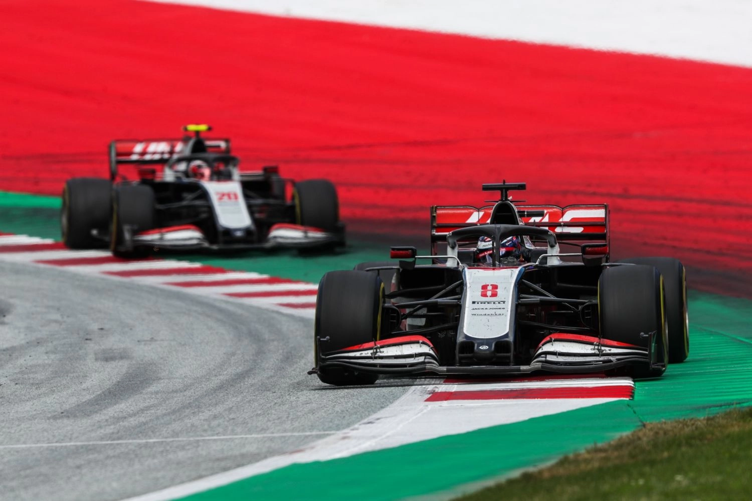 Romain Grosjean et Kevin Magnussen regardent du coté de l’Indycar