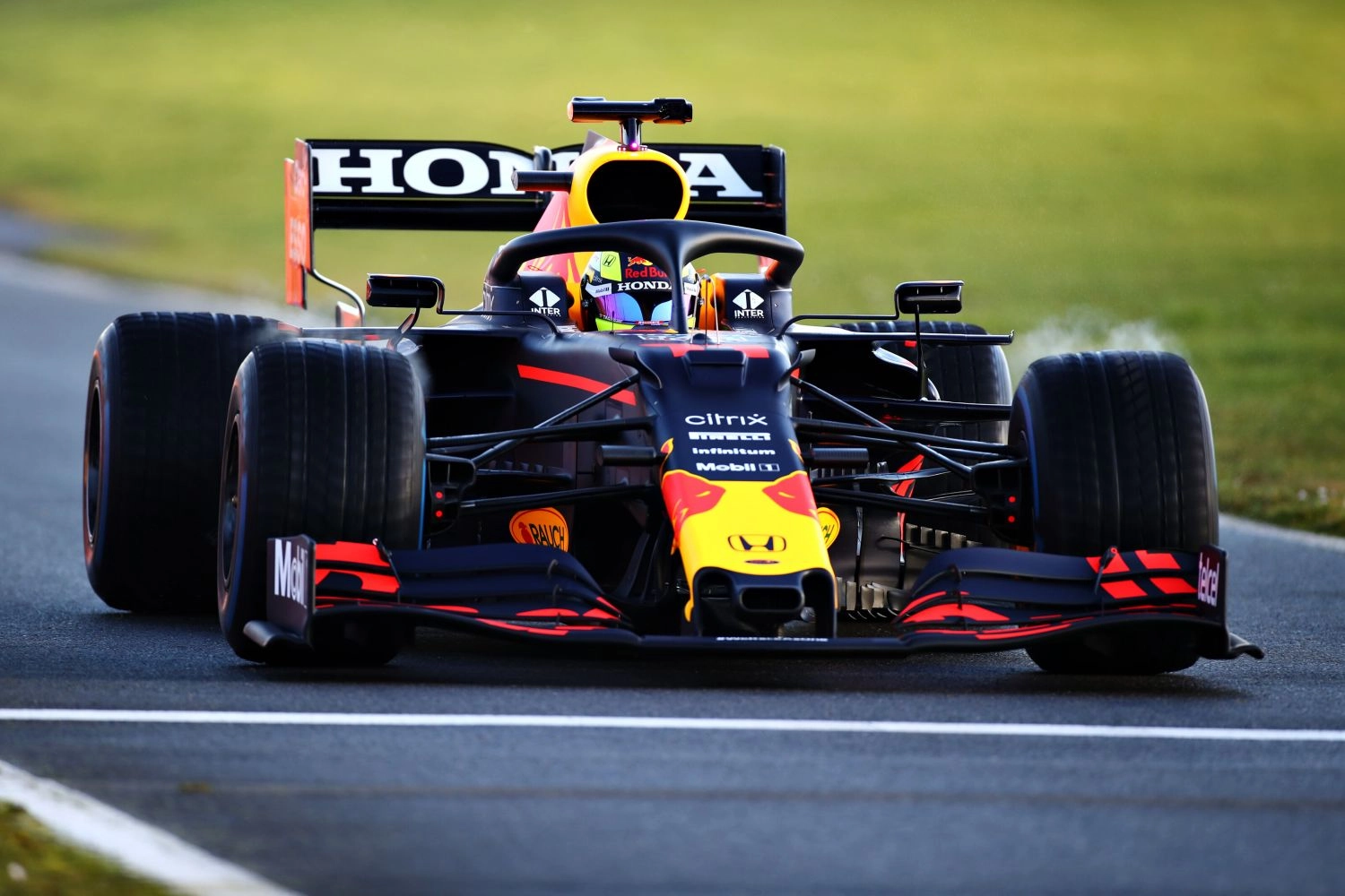 Sergio Perez prend en main sa Red Bull à Silvertsone