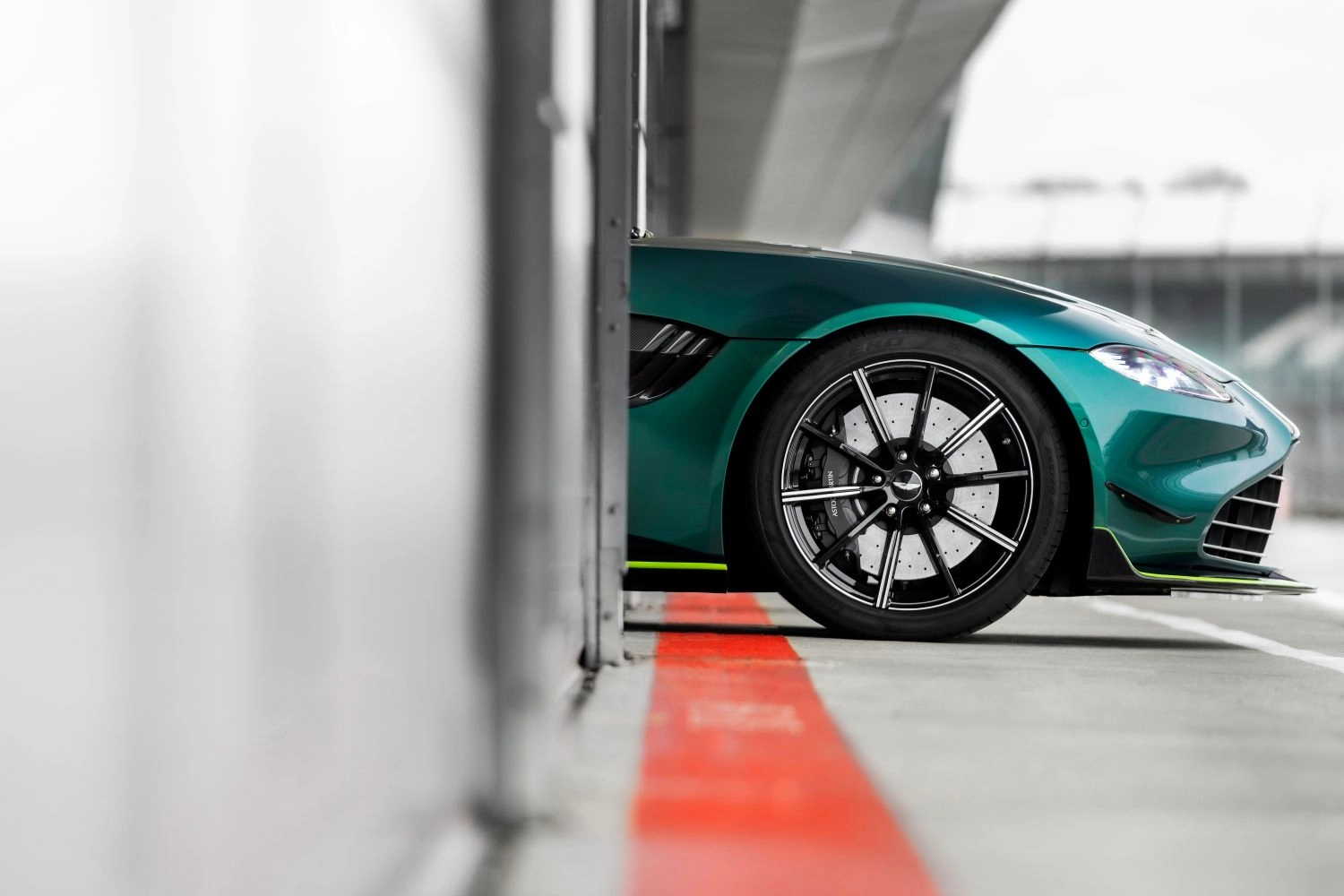 Les voitures de sécurité 2021 enfin dévoilées par Aston Martin et Mercedes