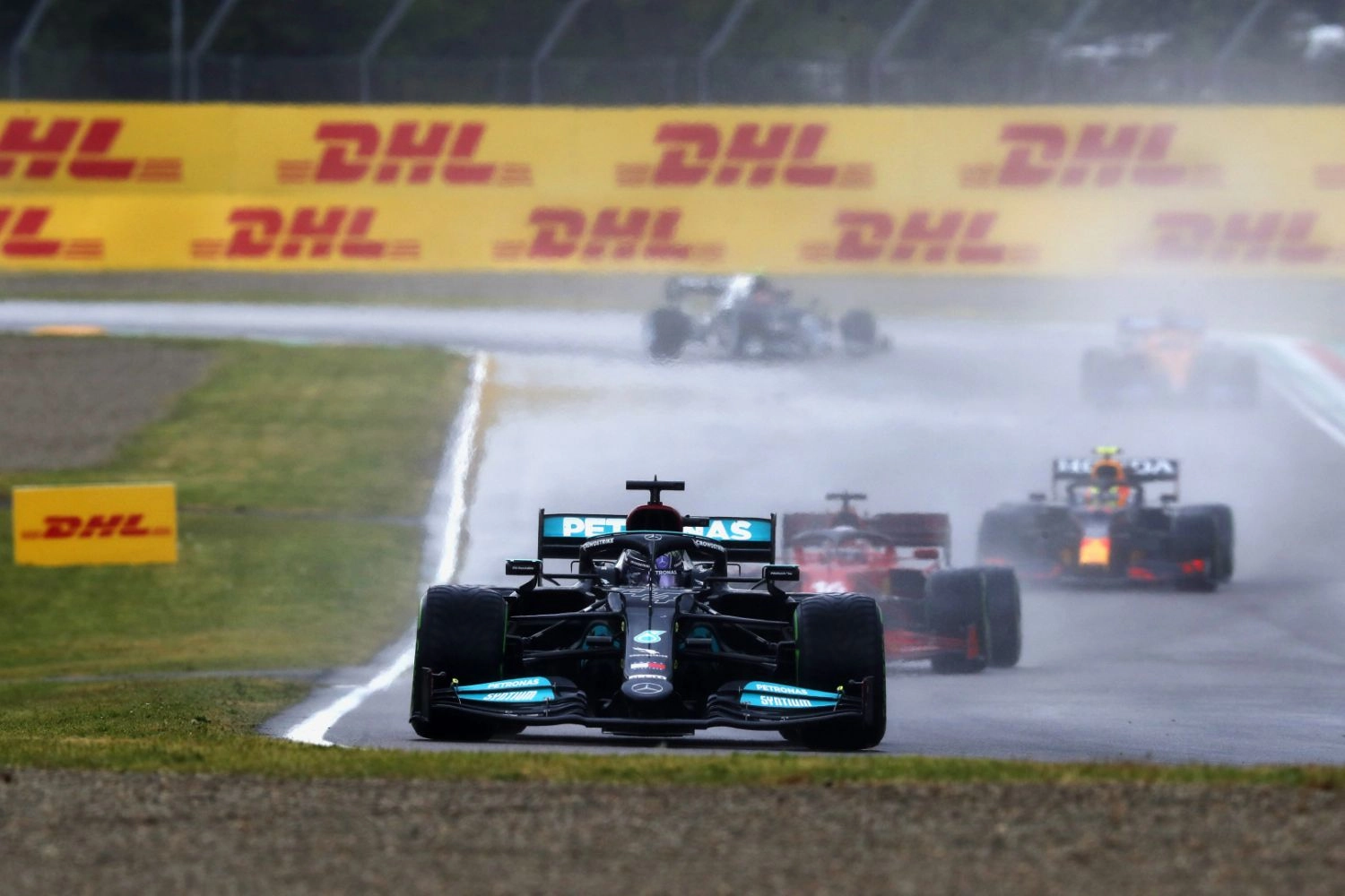 Grand Prix d’Emilie-Romagne : la marche arrière de Lewis Hamilton légale ?