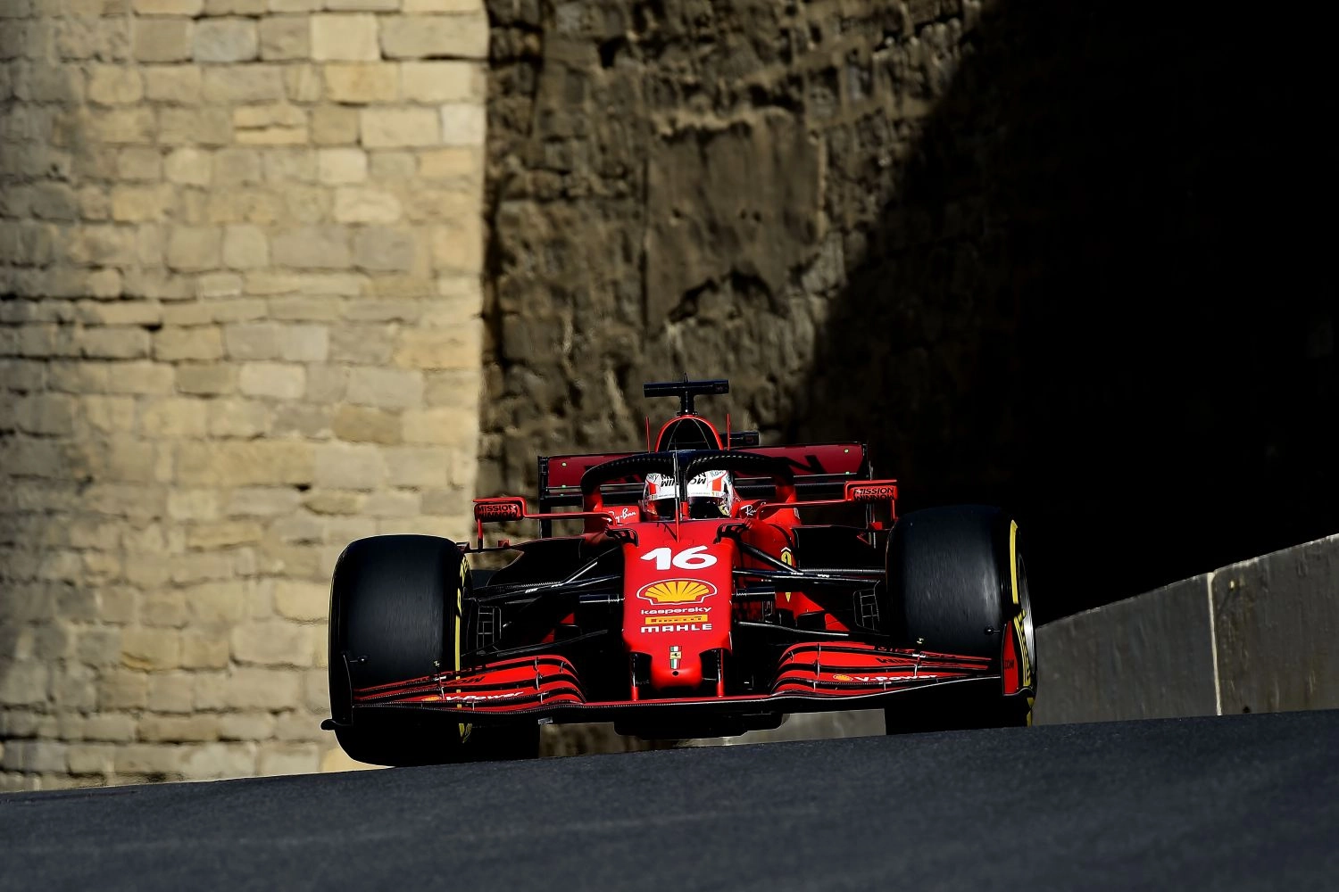 Grand Prix d’Azerbaïdjan – Qualifications : Crashs à répétition ! La Pole pour Leclerc !