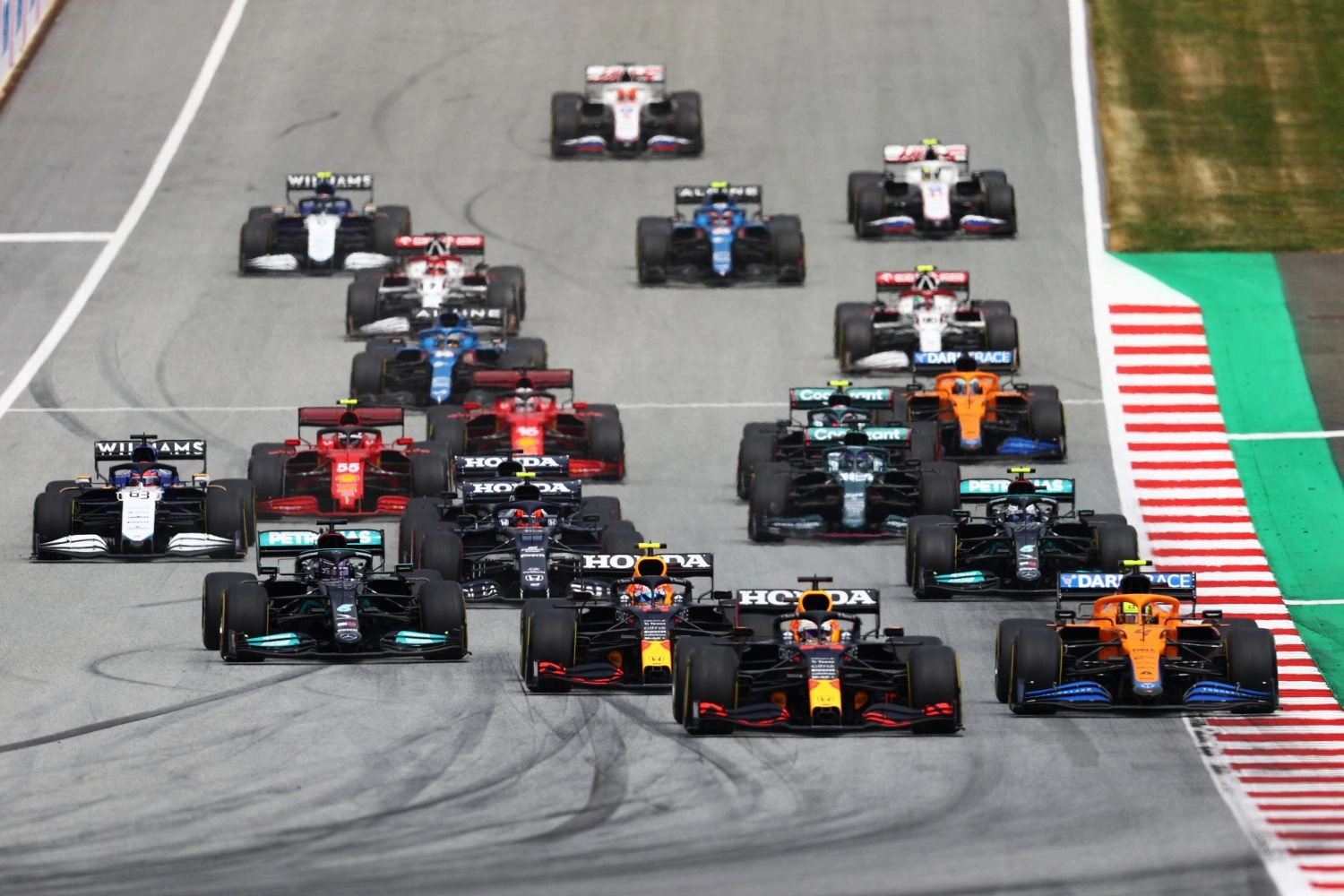 Grand Prix d’Autriche – Verstappen, impérial, creuse l’écart sur Hamilton
