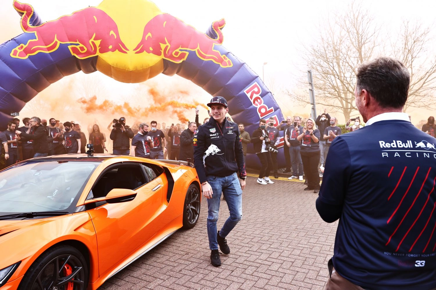 Verstappen acclamé lors de son retour à l&rsquo;usine de Red Bull