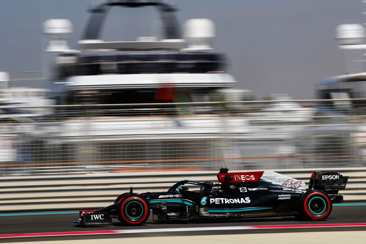 Grand Prix d’Abu Dhabi – Essais Libres 2 : Lewis Hamilton contre-attaque ! Raïkkönen détruit son Alfa Roméo